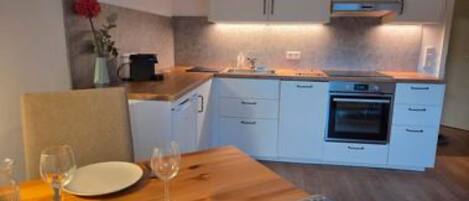 Fridge, oven, stovetop, dishwasher