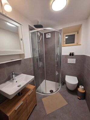 Shower, towels - Apartment 'Eichhörnchen' (HSC included) (Grafenhausen)