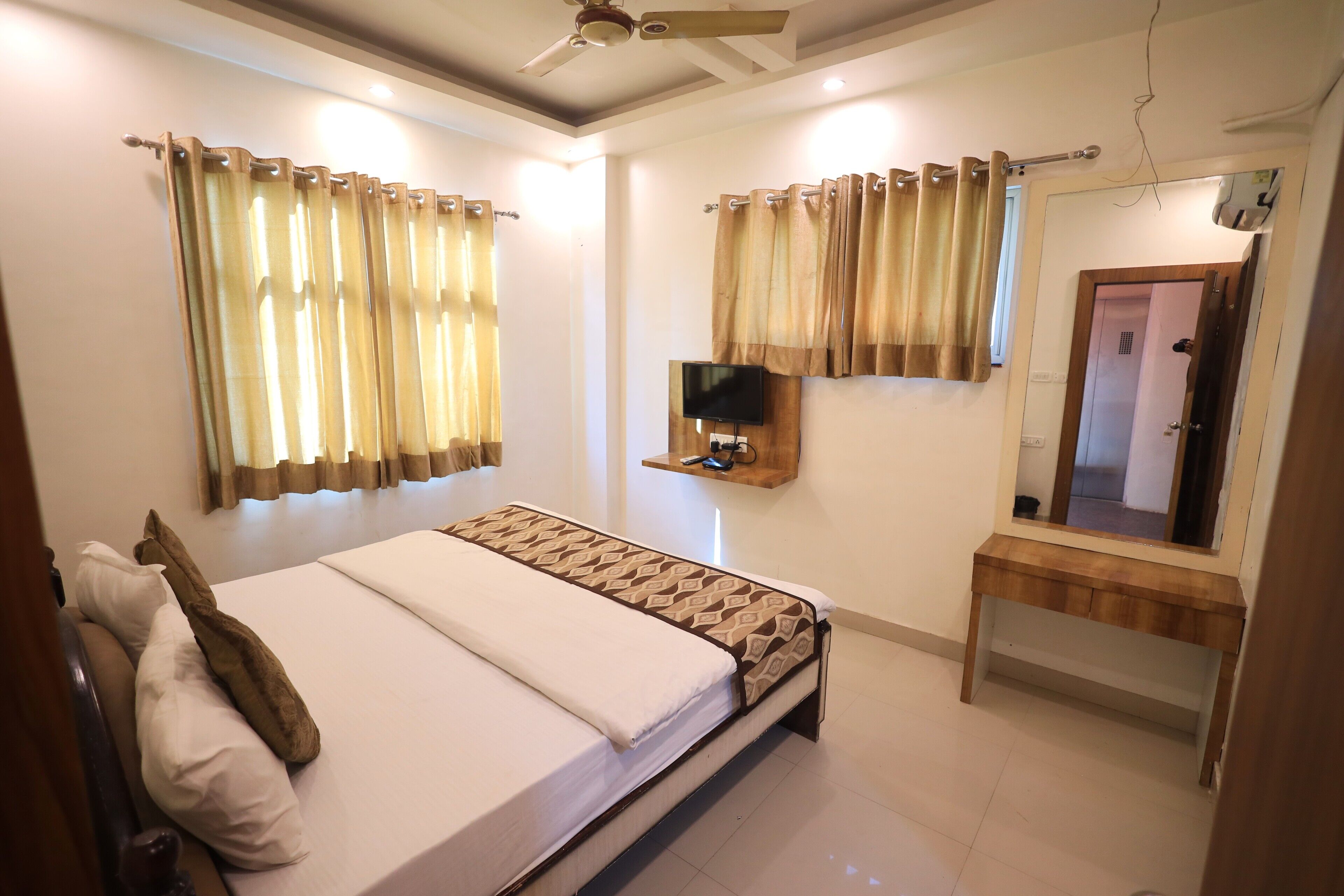 Camera Deluxe | Una scrivania, Wi-Fi gratuito, lenzuola