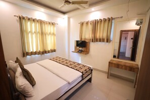 Escritorio, wifi gratis y ropa de cama 