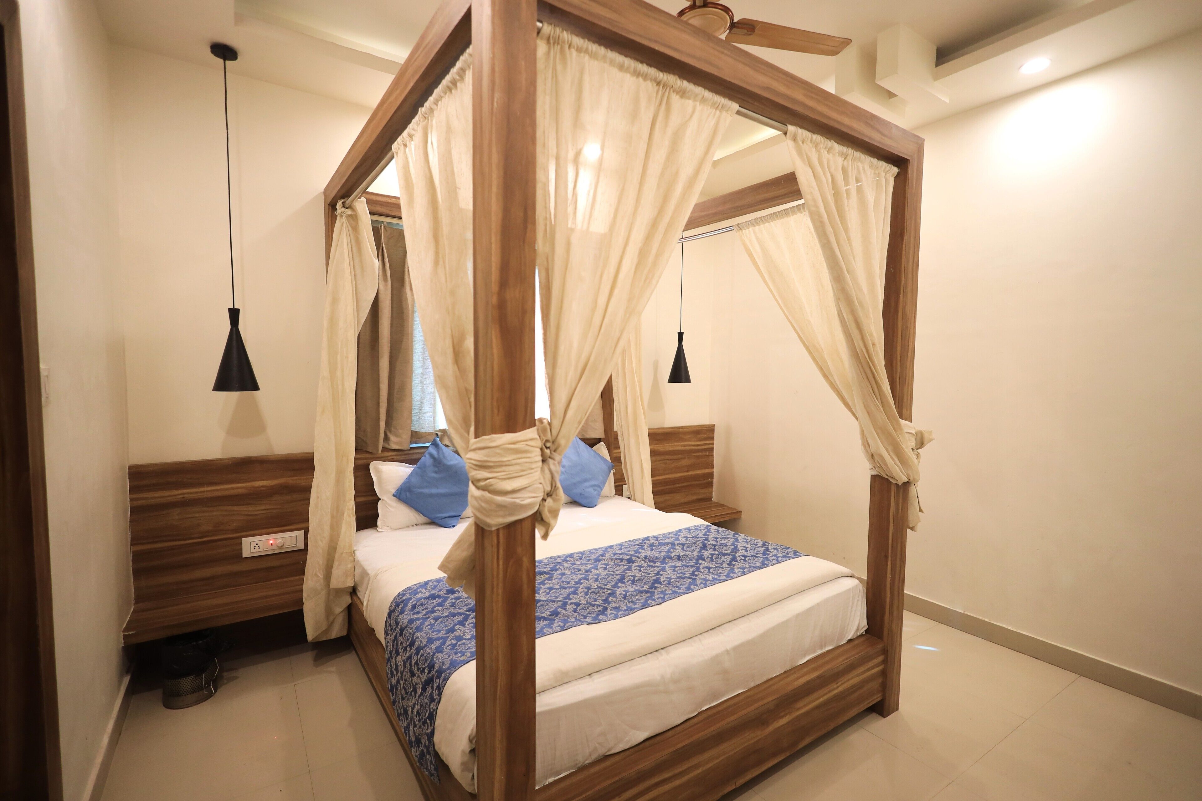 Camera Superior | Una scrivania, Wi-Fi gratuito, lenzuola