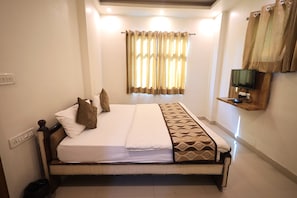 Deluxe Room | Desk, free WiFi, bed sheets