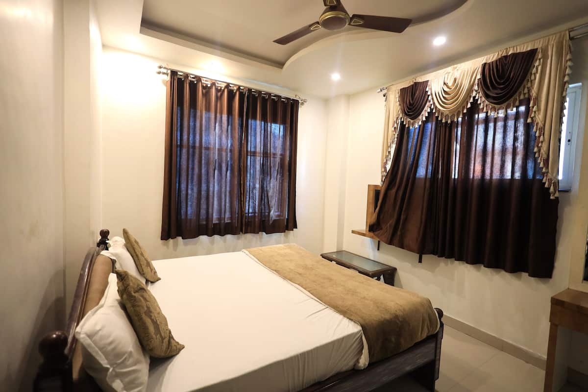Deluxe Room | Desk, free WiFi, bed sheets