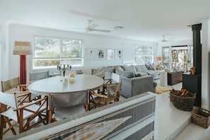 Dining - Cliffside - Luxury Oceanfront in Stanwell Park with fireplace, pool and 360 degree views (Stanwell Park)