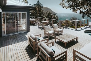 Property grounds - Cliffside - Luxury Oceanfront in Stanwell Park with fireplace, pool and 360 degree views (Stanwell Park)