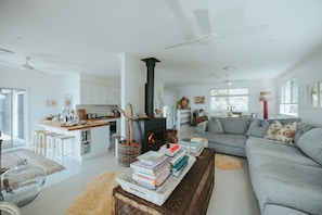Smart TV, fireplace - Cliffside - Luxury Oceanfront in Stanwell Park with fireplace, pool and 360 degree views (Stanwell Park)