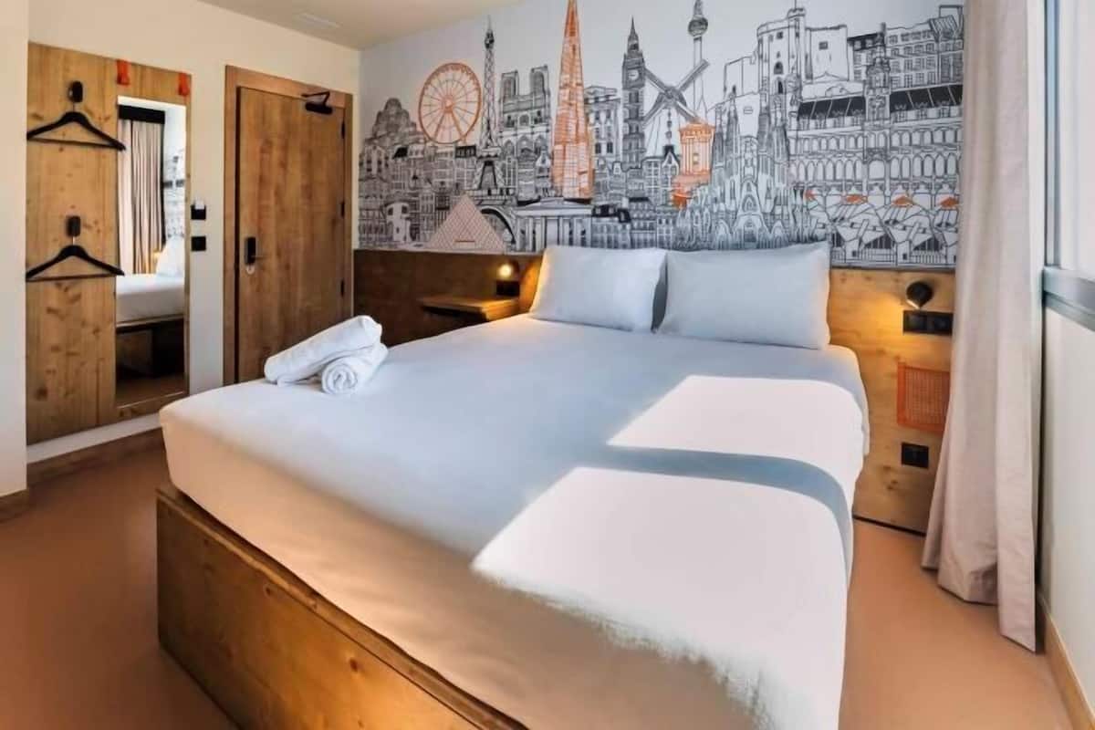 Rúm með memory foam dýnum, skrifborð, vinnuaðstaða fyrir fartölvur
