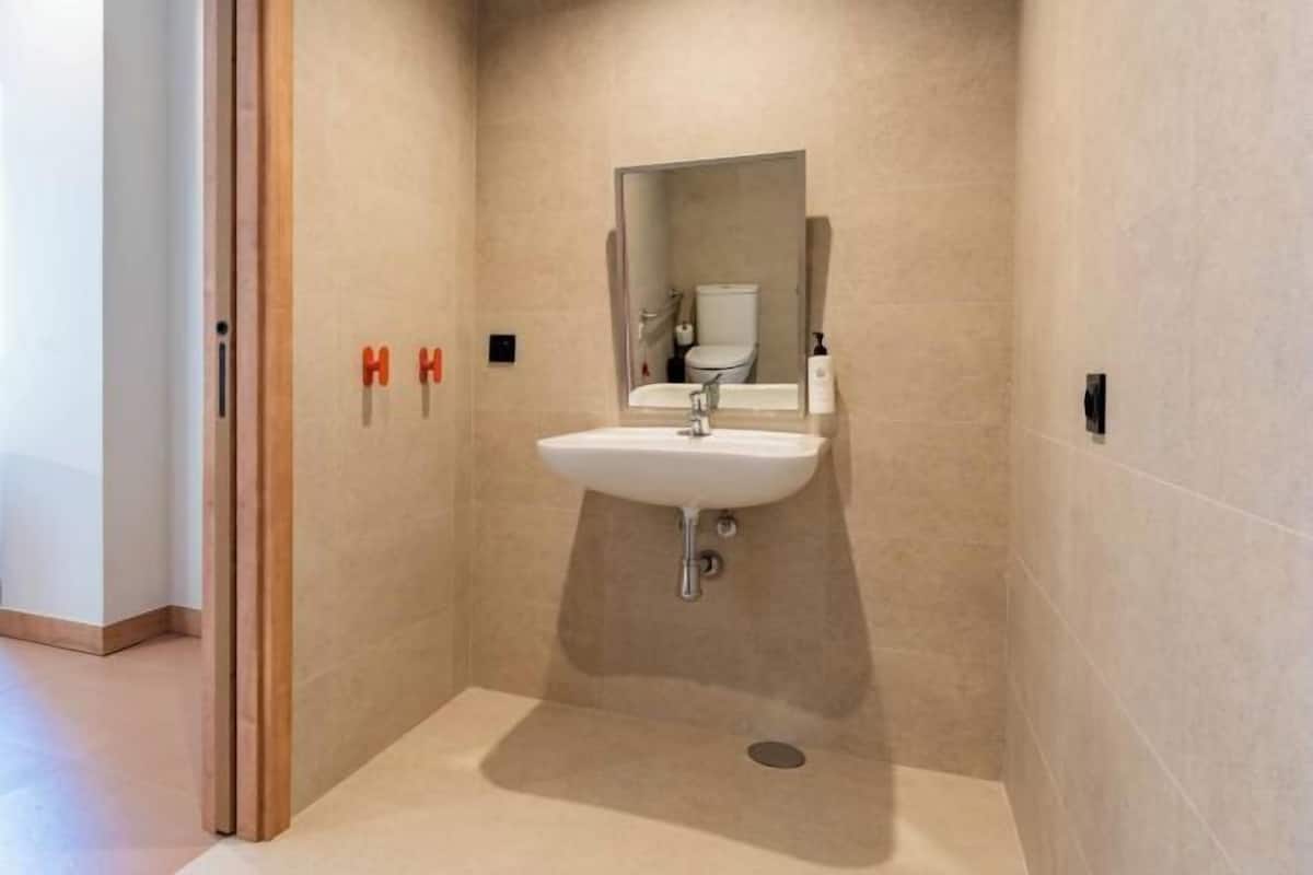 Baðherbergi | Sturta, handklæði, sápa, salernispappír