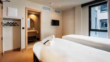 Standard Twin Room | Laptop workspace, soundproofing, free WiFi