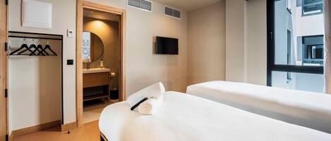 Phòng 2 giường đơn Tiêu chuẩn | Khu vực làm việc phù hợp cho laptop, phòng cách âm