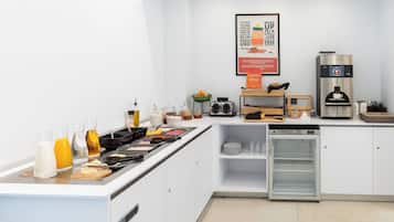 Tägliches kontinentales Frühstück (8.50 EUR pro Person)