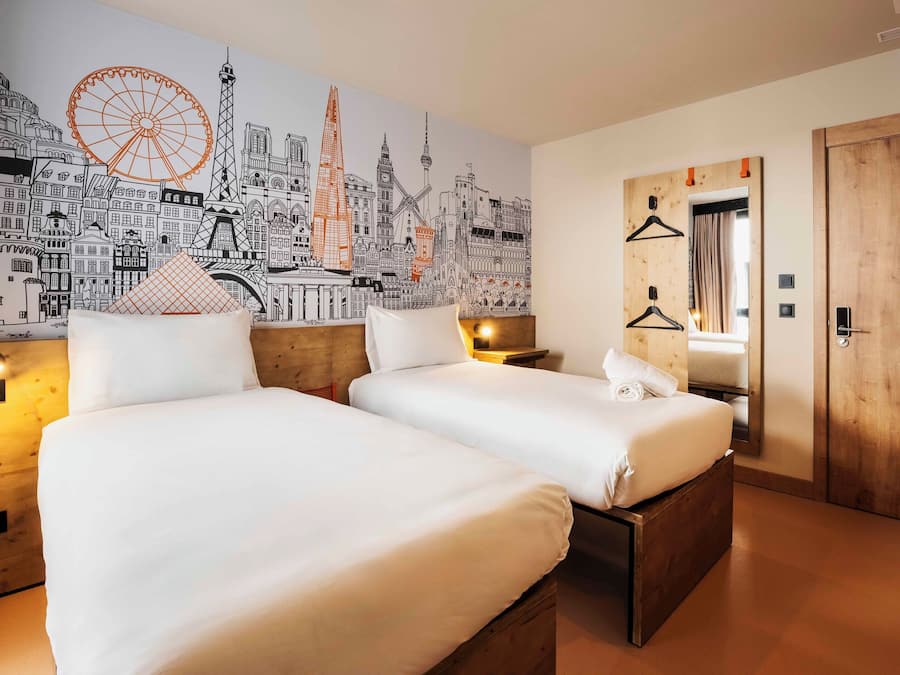 Quarto duplo standard | Espaço de trabalho para notebook, quartos à prova de som