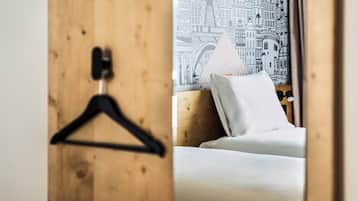 Habitación estándar con 2 camas individuales | Espacio para trabajar con un portátil y wifi gratis