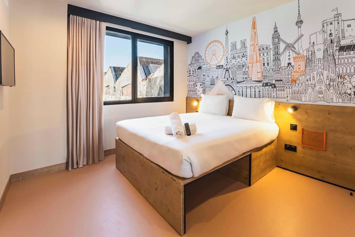 Rúm með memory foam dýnum, skrifborð, vinnuaðstaða fyrir fartölvur