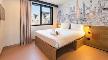 Bedden met traagschuimmatras, een bureau, een laptopwerkplek
