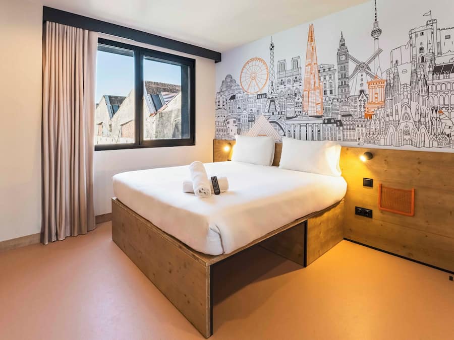 Betten mit Memory-Foam-Matratzen, Schreibtisch