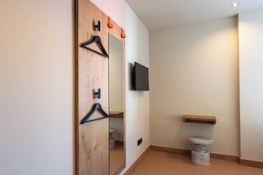 Memory foam beds, desk, laptop workspace, soundproofing - easyHotel Madrid Alcala (Madrid)