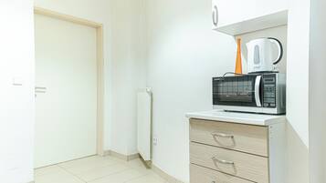 Departamento básico | Cocina privada | Refrigerador, microondas, horno y parrilla de estufa