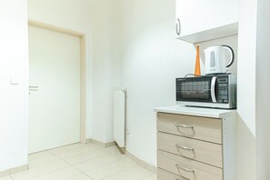 Basic-Apartment | Eigene Küche | Kühlschrank, Mikrowelle, Ofen, Herdplatte