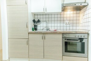 Basic-Apartment | Eigene Küche | Kühlschrank, Mikrowelle, Ofen, Herdplatte