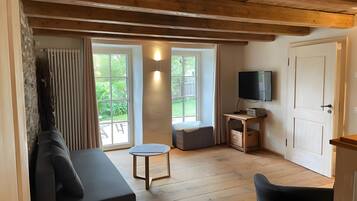 Televisio, pöytätennispöytä, stereot