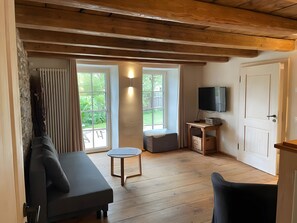 Tv, bordtennisbord, stereoanlæg