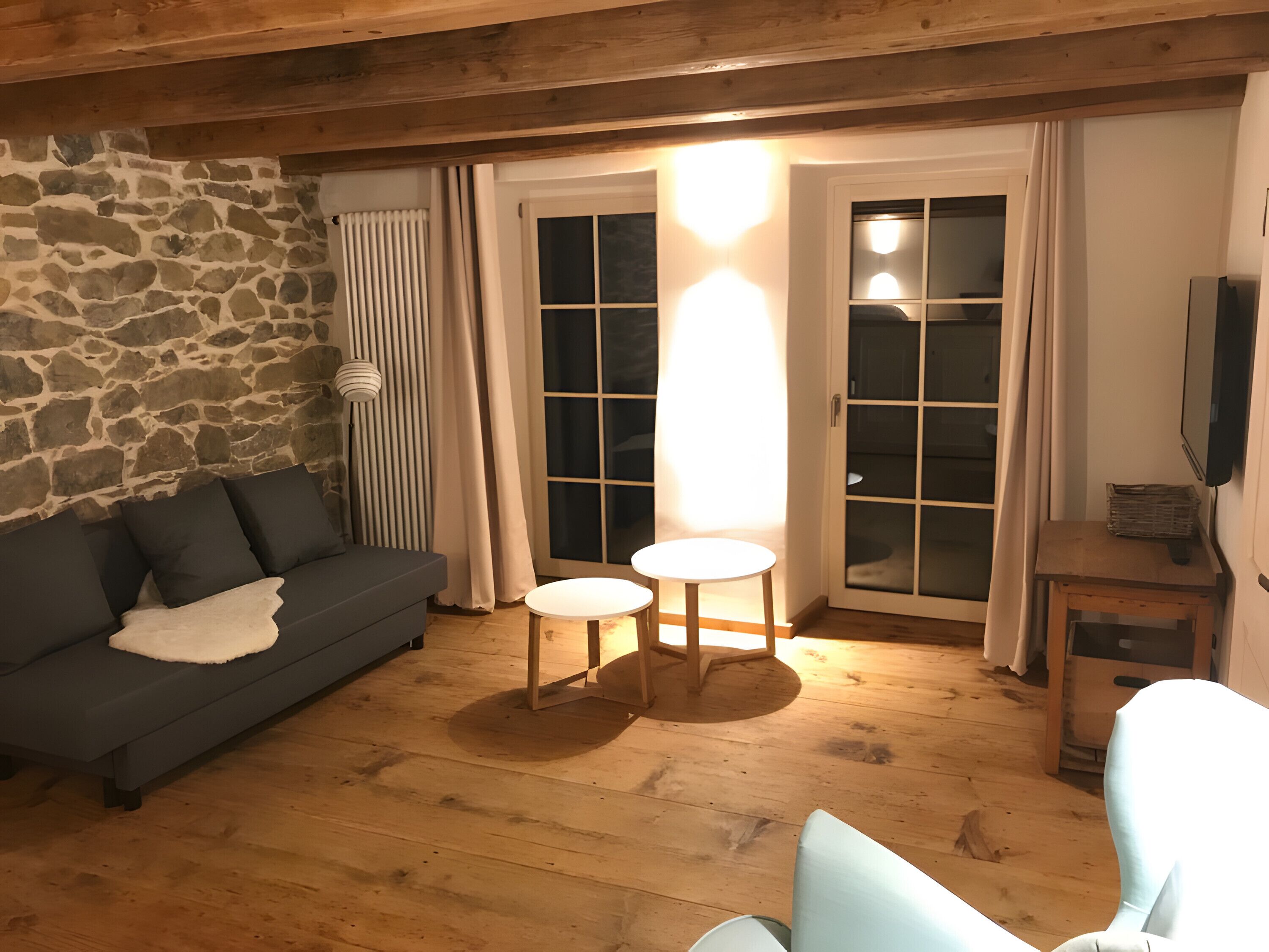 Fernseher, Tischtennisplatte, Stereoanlage