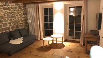 Fernseher, Tischtennisplatte, Stereoanlage