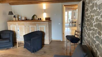 TV, table tennis, stereo