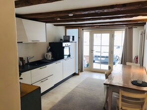 Kylskåp, mikrovågsugn, ugn och spishäll