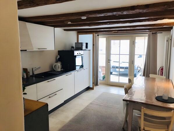 Réfrigérateur, micro-ondes, four, plaque de cuisson