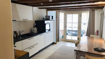 Jääkaappi, mikroaaltouuni, uuni, liesi