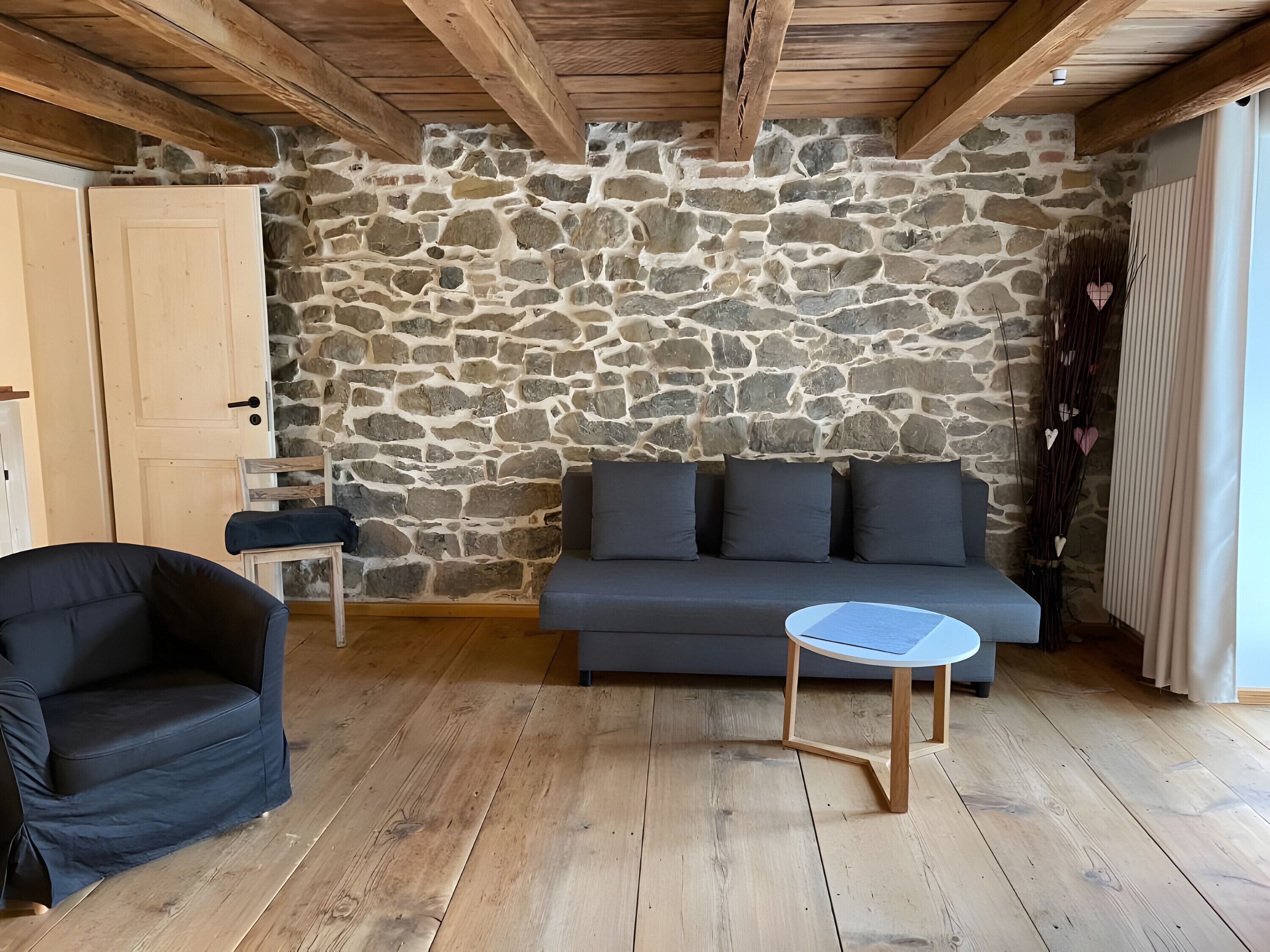 Televisio, pöytätennispöytä, stereot