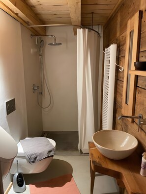 Een douche, een haardroger, handdoeken