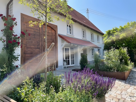 Außenbereich. Apartment 'Ferienwohnung' mit privatem Garten und Terrasse, mit Wlan