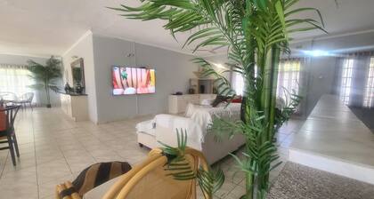 Charming 3 Bedroom Guesthouse - 2300