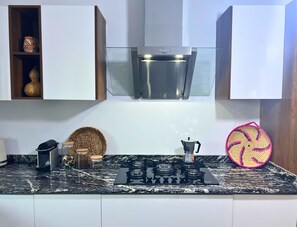 Een magnetron, een oven, een kookplaat, een vaatwasser