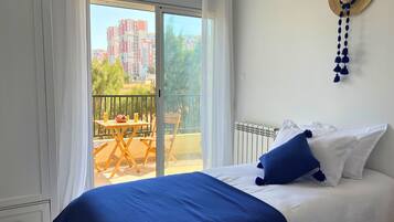 Een strijkplank/strijkijzer, internet, beddengoed