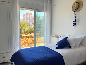 Een strijkplank/strijkijzer, internet, beddengoed