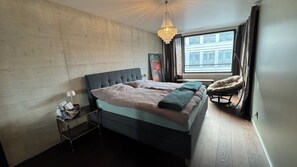 3 عدّة غرف نوم ومكواة/لوح كي وخدمة الإنترنت وملاءات أسرّة