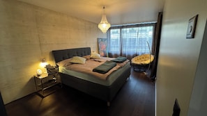 3 عدّة غرف نوم ومكواة/لوح كي وخدمة الإنترنت وملاءات أسرّة