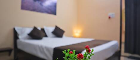 2 makuuhuonetta, tallelokero huoneessa, työpöytä, silitysrauta/-lauta