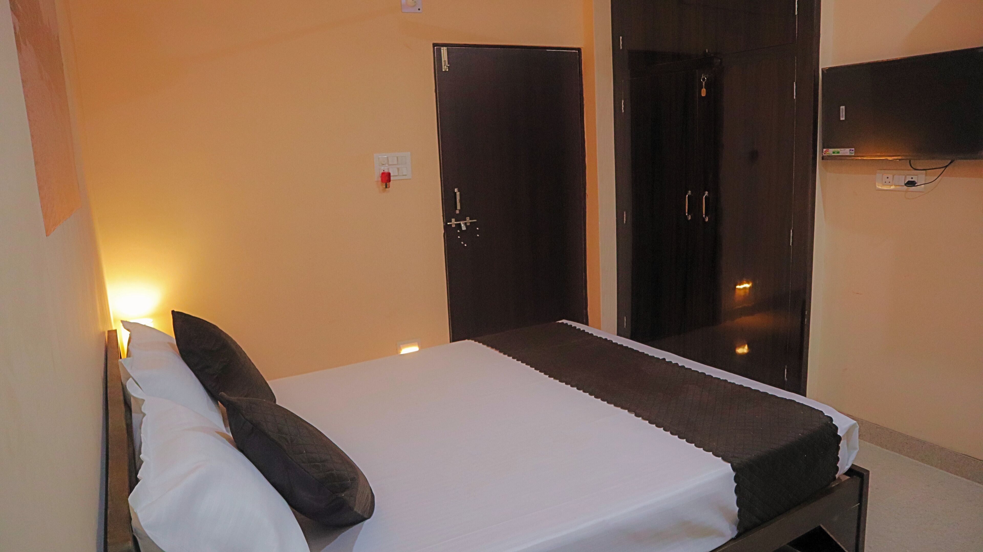 2 makuuhuonetta, tallelokero huoneessa, työpöytä, silitysrauta/-lauta