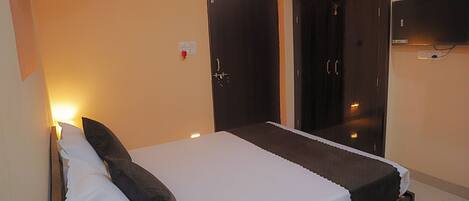 2 dormitorios, caja fuerte, escritorio y tabla de planchar con plancha