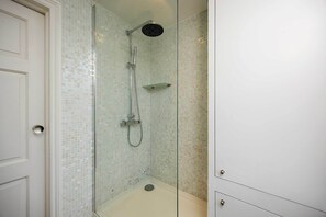Shower, towels - Cranley Place, by Veeve (London)