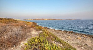 Beach nearby - Prime Qawra 3BR: Balcony, AC, Full Kitchen & Wifi (St. Paul`s Bay)