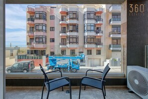 Interior - Prime Qawra 3BR: Balcony, AC, Full Kitchen & Wifi (St. Paul`s Bay)