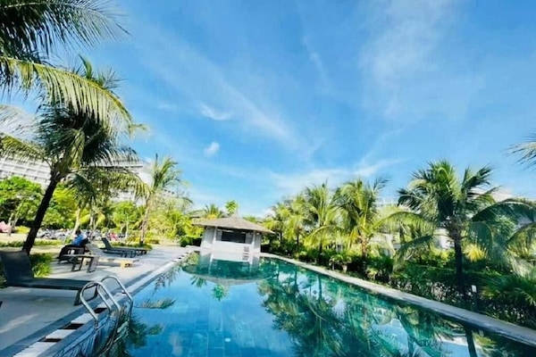 Hồ bơi ngoài trời