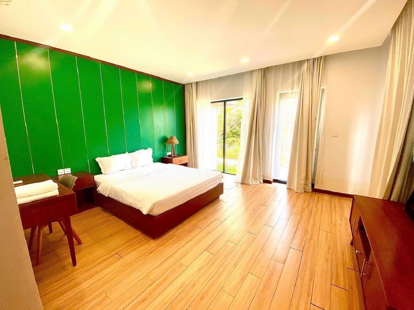 Cortinas opacas, wifi gratis, ropa de cama