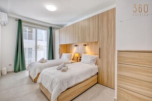 3 bedrooms, desk, iron/ironing board, travel cot - Spacious 3BR in Qawra w/ Balconies & Coastal Vibe (St. Paul`s Bay)